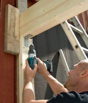 Byg selv udestue: Stolpe og rem samles, og processen gentages Byg selv udestue: Stolpe og rem samles, og processen gentages